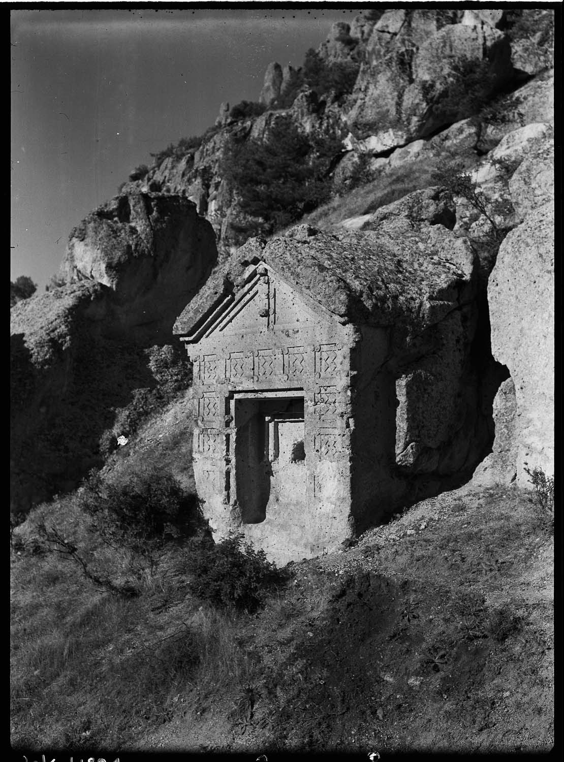 Niche monumentale avant fouille (voir "Phrygie. Exploration archéologique…", tome IV : "La Cité de Midas. Architecture", par A. Gabriel, Paris, E. de Boccard, 1965, pl. 42)